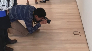 ULUITOR! Cineva şi-a pus ochelarii pe podea într-un muzeu, iar toată lumea a crezut că-i ARTĂ (FOTO)