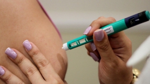 Copilărie dependentă de insulină. Povestea tristă a unui băieţel a cărui viaţă se ţine pe un fir de aţă