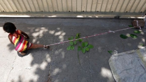 CUTREMURĂTOR! Un copil, legat şi ţinut în condiţii greu de imaginat în timp ce părinţii se aflau la muncă