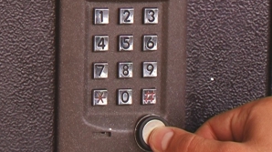 SCANDALOS! Cheile universale cu care poți deschide majoritatea ușilor cu interfon din Capitală (VIDEO)