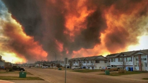 PUBLIKA WORLD: IMAGINI APOCALIPTICE! Un oraş din Canada, MISTUIT DE FLĂCĂRI URIAŞE