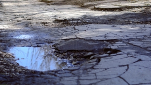 ŢARA în care gropile nesemnalizate de pe străzi trimit funcţionarii LA ÎNCHISOARE
