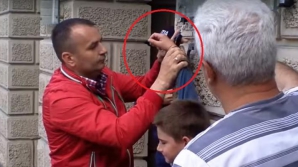 Apărătorii drepturilor copiilor CONDAMNĂ încătuşarea minorului de panoul din faţa MAI de un membru DA