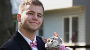 POZE VIRALE! Un tânăr şi-a înlocuit partenera de la balul de absolvire cu o pisică (FOTO)