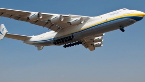 Australienii, UIMIŢI! Cel mai mare avion din lume a aterizat pe cel mai mic continent