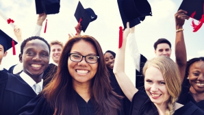 GATA cu tradiţiile! O universitate britanică le interzice absolvenţilor să îşi mai arunce în aer tocile 