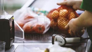 Nu i-a venit să creadă ochilor! Aşa prăjituri nu găseşti în orice market din Capitală (FOTO)