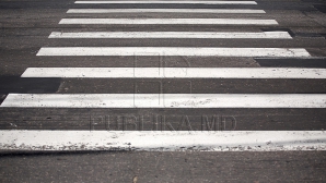 GROAZNIC! O fetiţă, la un pas de a fi lovită de o maşină pe o trecere de pietoni din Capitală (VIDEO)