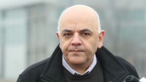 Mașina secretarului de stat al Ministerului de Interne de la Bucureşti, lovită de un autobuz (FOTO)