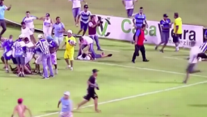 Bătaie nebună la un meci de fotbal din Brazilia. Mai multe persoane au ajuns la spital (VIDEO)