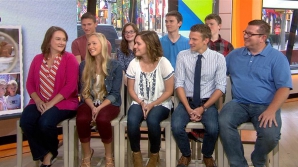 Primii gemeni septupleţi din lume au absolvit liceul