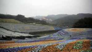 Artă din deșeuri reciclabile. Un tablou celebru a fost reprodus din sticle de plastic