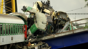 ACCIDENT TRAGIC în Berna! Un tren s-a ciocnit VIOLENT cu un autocar 