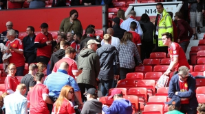 ALERTĂ CU BOMBĂ! Meciul United-Bournemouth, ANULAT din cauza unui pachet suspect găsit în tribune (VIDEO)