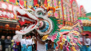 Festival inedit pe străzile din Hong Kong! Sute de oameni s-au reunit pentru a alunga spiritele rele