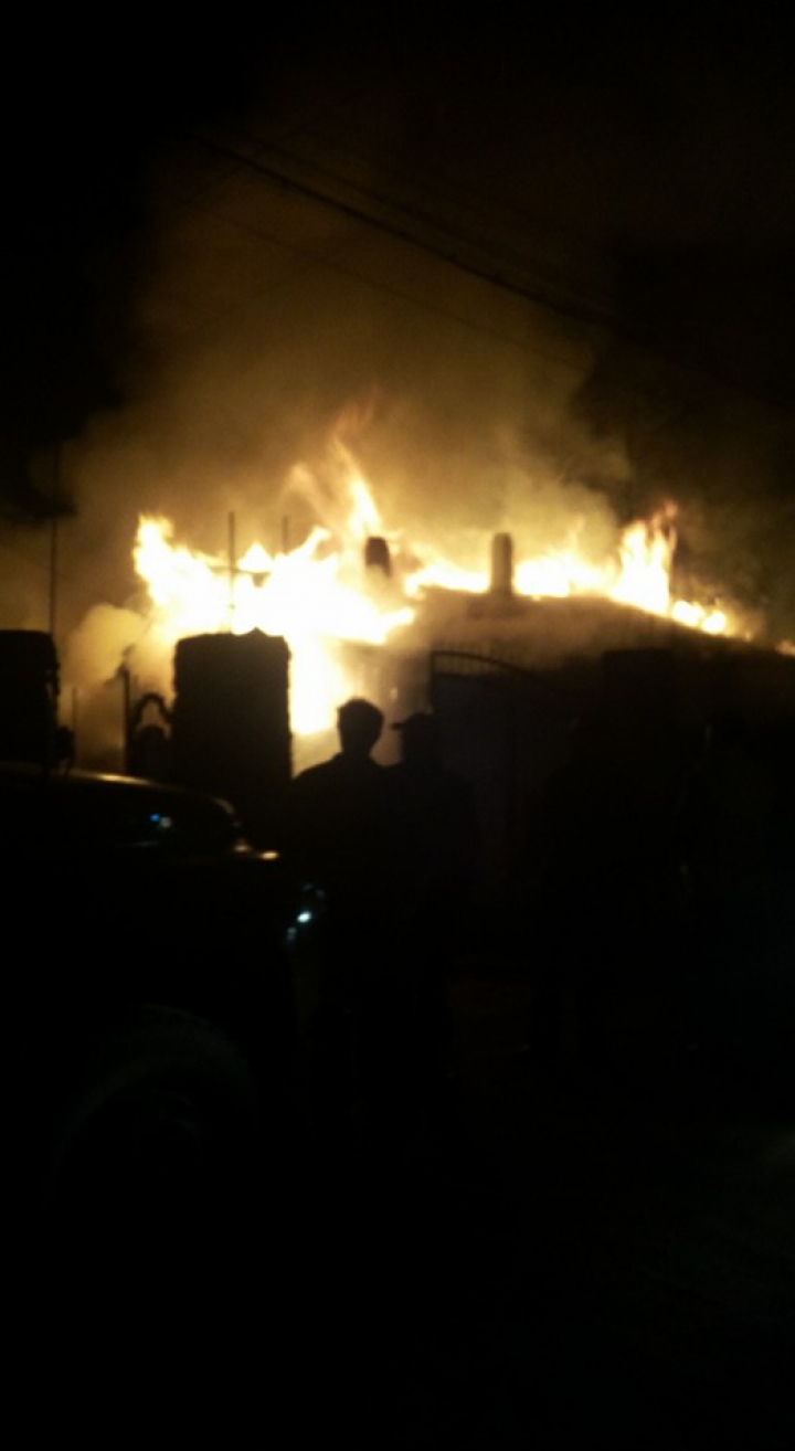 INCENDIU DEVASTATOR la Ciocana. Pompierii au intervenit în forţă