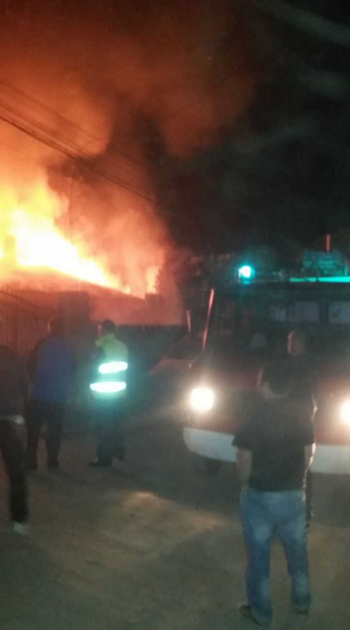 INCENDIU DEVASTATOR la Ciocana. Pompierii au intervenit în forţă