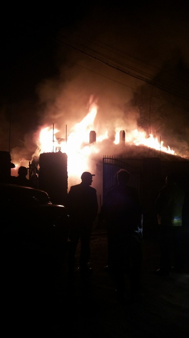 INCENDIU DEVASTATOR la Ciocana. Pompierii au intervenit în forţă