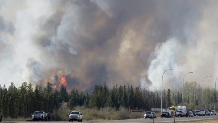 Incendiul DEVASTATOR din Alberta pune în pericol exploatările petroliere şi întreagă economie a Canadei