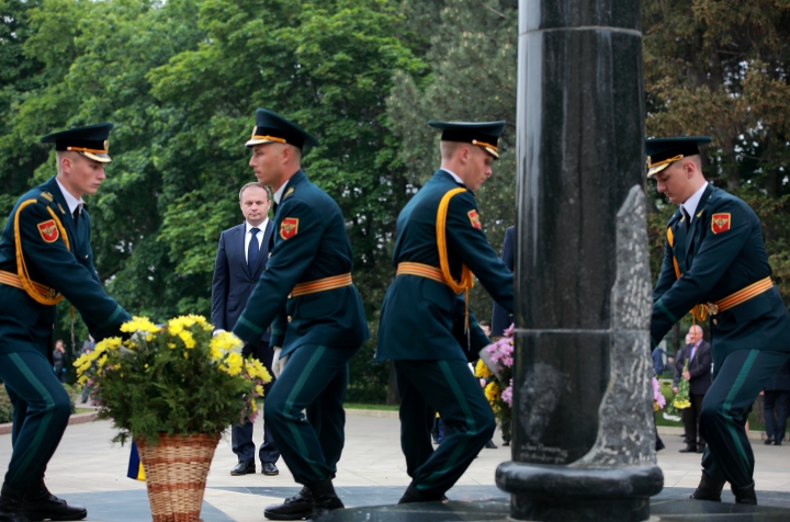 Conducătorii Moldovei au depus flori la Complexul Memorial Eternitate (GALERIE FOTO)