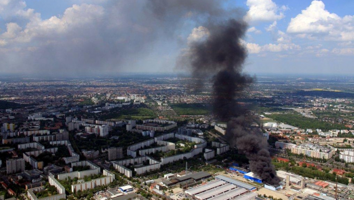 Incendiu de amploare la un mall din Berlin. Sute de pompieri, mobilizaţi să stingă focul (VIDEO)