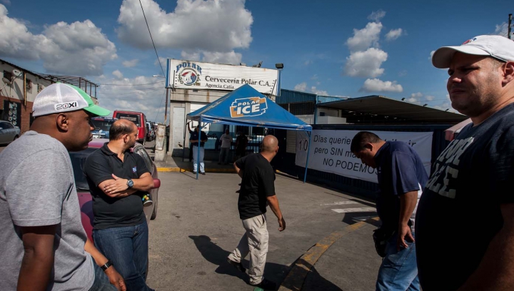 Foamete în Venezuela. Oamenii prind porumbei, câini şi pisici pentru a se hrăni