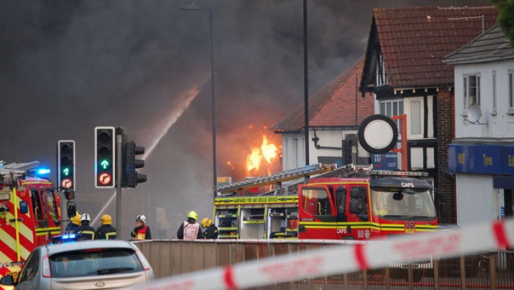 Explozie la o fabrică de artificii din Marea Britanie. Zeci de pompieri s-au luptat cu flăcările (VIDEO)