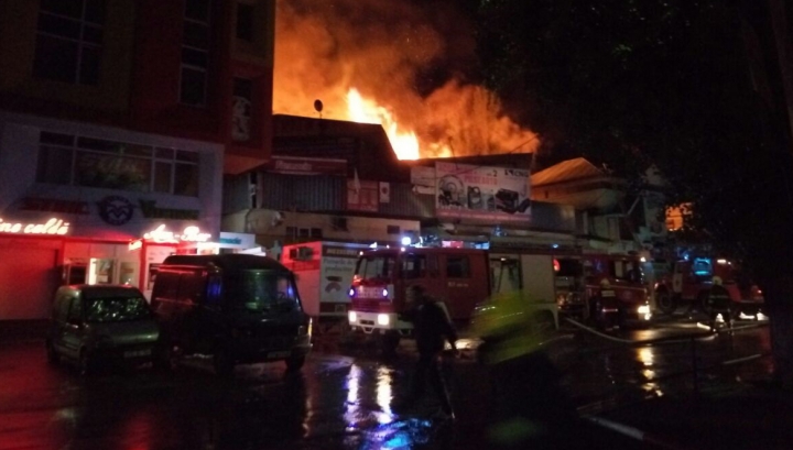 INCENDIU DEVASTATOR în Capitală. Un magazin de construcții din Piaţa Centrală A LUAT FOC (FOTO/VIDEO)