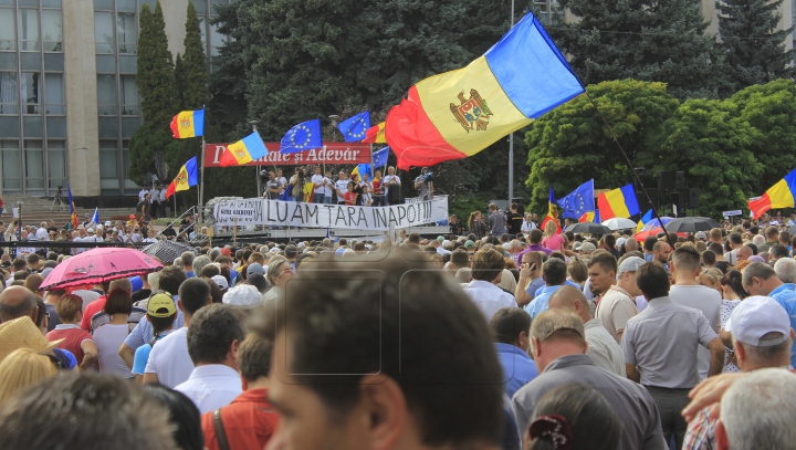 Fruntași ai Partidului DA îndeamnă protestatarii să atace și să scuipe un jurnalist (VIDEO)