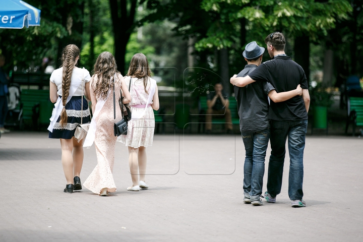 Fuste mini şi tocuri înalte la Ultimul Sunet! Ţinutele pentru care au optat unele absolvente (FOTOREPORT)