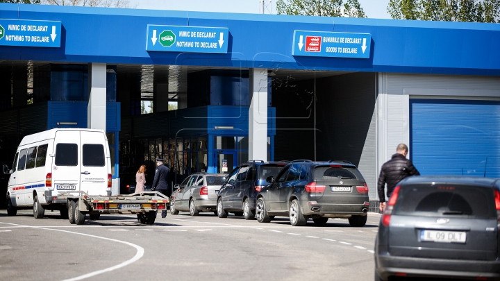 Nu le-a reușit afacerea! Ce au încercat să ascundă de vameşi șoferii a două autocare (FOTO)