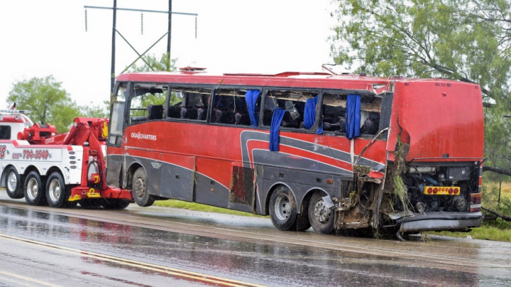 Clipe terifiante în sudul Statelor Unite: Mai multe persoane au decedat într-un accident de autocar (VIDEO)