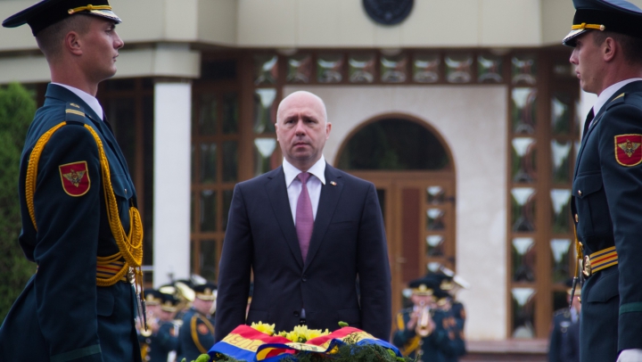 Pavel Filip, la ceremonia consacrată Zilei Victoriei şi eroilor căzuţi pentru Independenţă (FOTO)