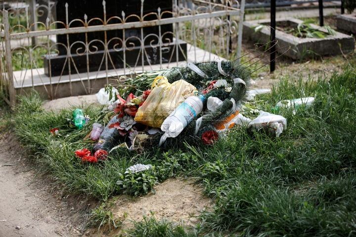 Unora le pasă, altora nu! Cum arată cimitirile din Chişinău după Paştele Blajinilor (FOTOREPORT)