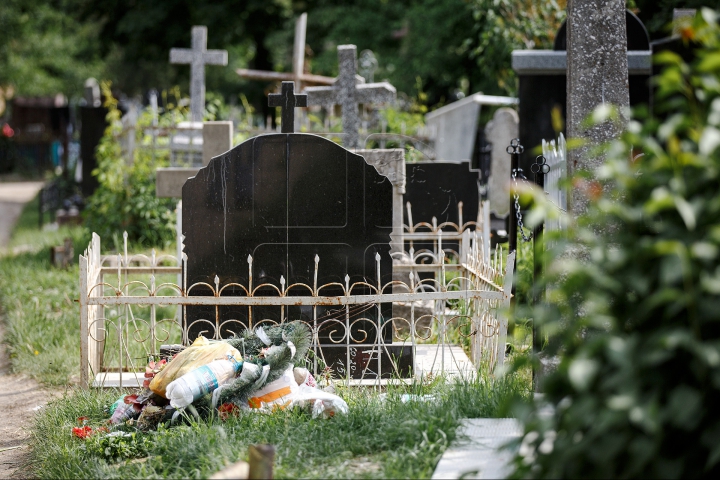 Unora le pasă, altora nu! Cum arată cimitirile din Chişinău după Paştele Blajinilor (FOTOREPORT)