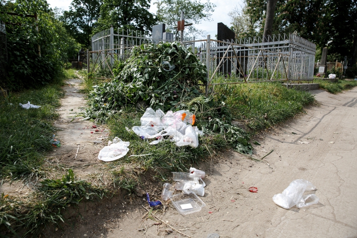 Unora le pasă, altora nu! Cum arată cimitirile din Chişinău după Paştele Blajinilor (FOTOREPORT)