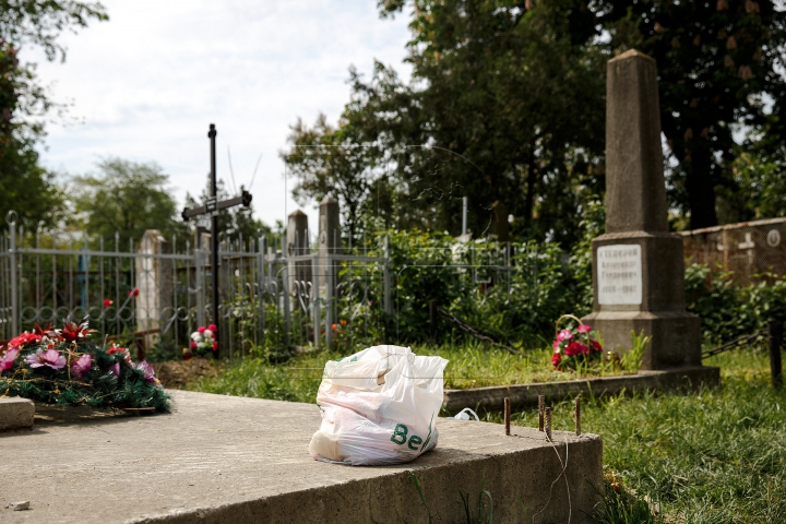 Unora le pasă, altora nu! Cum arată cimitirile din Chişinău după Paştele Blajinilor (FOTOREPORT)