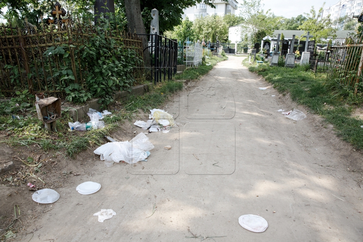 Unora le pasă, altora nu! Cum arată cimitirile din Chişinău după Paştele Blajinilor (FOTOREPORT)