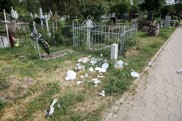 Unora le pasă, altora nu! Cum arată cimitirile din Chişinău după Paştele Blajinilor (FOTOREPORT)