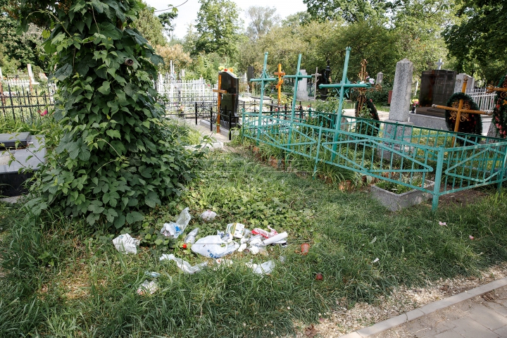 Unora le pasă, altora nu! Cum arată cimitirile din Chişinău după Paştele Blajinilor (FOTOREPORT)