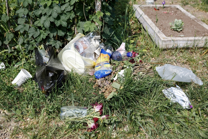 Unora le pasă, altora nu! Cum arată cimitirile din Chişinău după Paştele Blajinilor (FOTOREPORT)