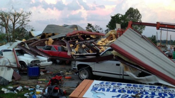 Tornadele fac ravagii în statul american Kentucky! Zeci de familii au rămas fără locuințe (FOTO/VIDEO)