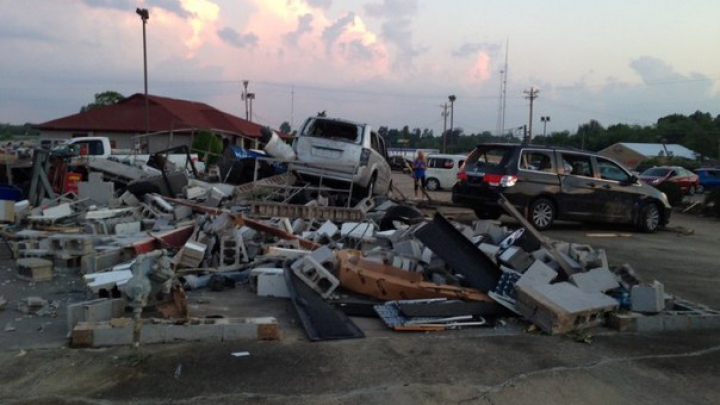 Tornadele fac ravagii în statul american Kentucky! Zeci de familii au rămas fără locuințe (FOTO/VIDEO)