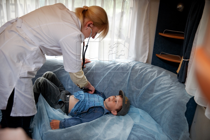 Campania "Renaşte Moldova" continuă! Copii din satul Crocmaz, consultaţi GRATUIT de medici (FOTOREPORT)