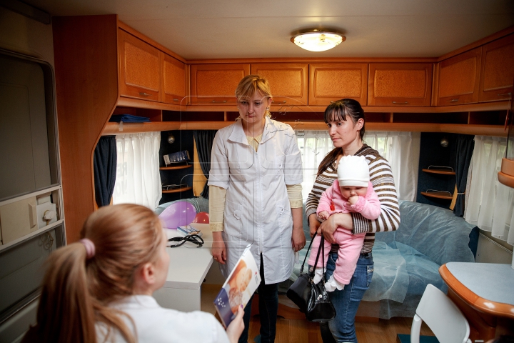 Campania "Renaşte Moldova" continuă! Copii din satul Crocmaz, consultaţi GRATUIT de medici (FOTOREPORT)