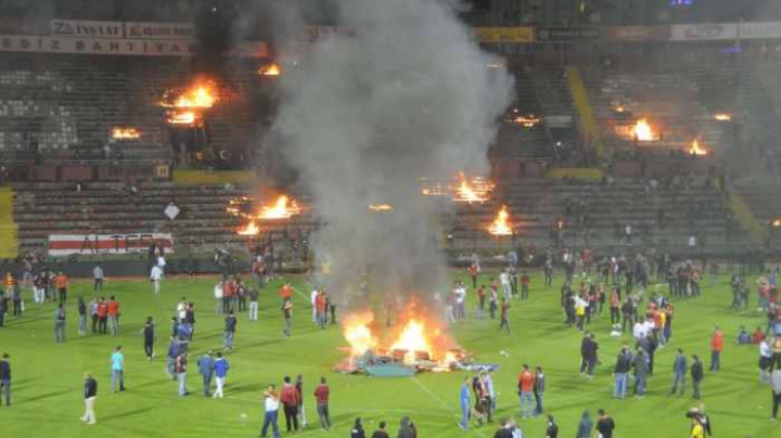 Fanii lui Eskișehir au dat foc stadionului după ce echipa favorită a retrogradat în liga a doua a Turciei