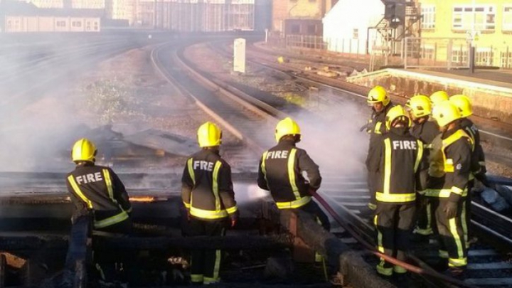 Incendiu pe o linie de cale ferată din Londra. Traficul feroviar a fost perturbat 