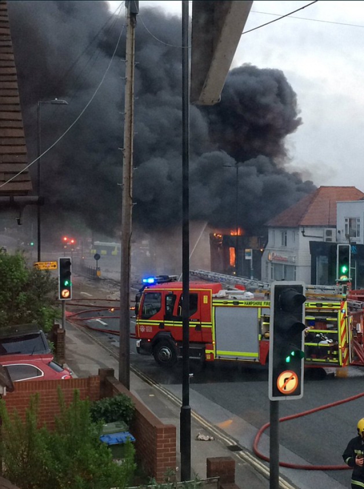 Explozie la o fabrică de artificii din Marea Britanie. Zeci de pompieri s-au luptat cu flăcările (VIDEO)