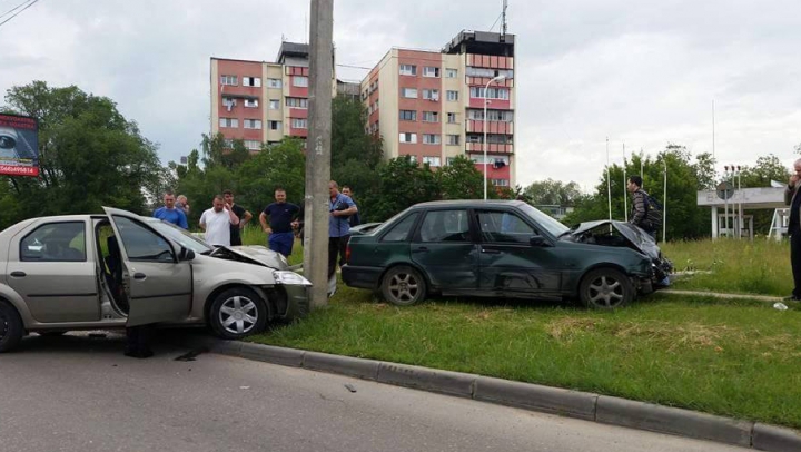 ACCIDENT GRAV în Capitală! O persoană, transportată de urgenţă la spital (FOTO)