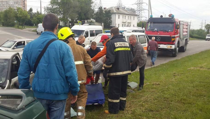 ACCIDENT GRAV în Capitală! O persoană, transportată de urgenţă la spital (FOTO)